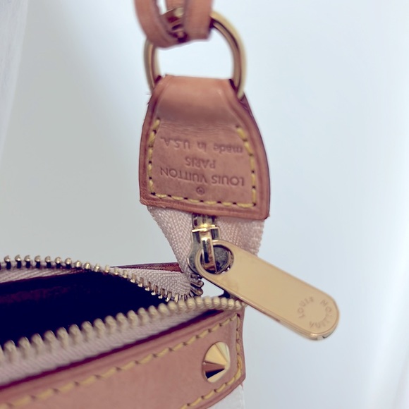 *Authentic*Louis Vuitton
White Monogram Multicolore Coated Canvas Pochette - Picture 3 of 16